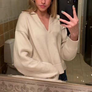 Tröja - Säljer denna assnygga tröjan med krage i beige💓💓💓 nypris tror jag var 360kr