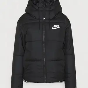 (Bilder tagna från hemsidan) säljer min Nike jacka som jag nu inte använder något mer. Den är i storlek S och kan inte hitta några synliga fel på den. Nypris är 1345kr, mitt pris 800kr (priset går att diskutera). Köparen står för frakten. 