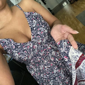 Långklänning mönstrad strl XS - En väldig fin somrig långklänning strl XS aldrig använd kan sitta tajt runt midjan