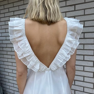 Studentklänning - Säljer en av klänningarna jag beställt till studenten, så fin och helt ny med prislappen kvar. Passar perfekt som sommarklänning eller till skolavslutning/student. Nypris 2600kr