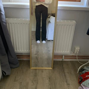 Svarta kostymbyxor - Svarta kostymbyxor från dilvinwoman. De har små hål på insidan av benet men inget märkbart när de sitter på. Sömmen har öven försvunnit lite. Frakt tillkommer!