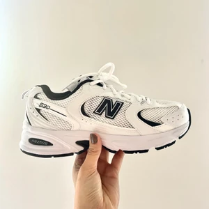 New balance 530 - slutsålda - Oanvända New balance 530. Svarta och vita, oootroligt fräscha och snygga. Drog en chansning men de är för små för mig då jag vanligtvis har större storlek. Betalade 1089:- hos ASOS. Slutsålda i hela världen så skulle definitivt passa på! STORLEK: 40.5 köparen står för frakt 