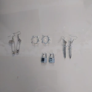 Olika örhängen - Säljer dess olika örhängen. Då jag inte använder dem, kostar 20 kr styck + frakt, kan få gratis frakt om du köper flera.