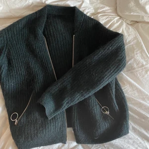 Grön stickad kofta från &other stories - Världens skönaste och snyggaste kofta som påminner om en bomberjacka/baseball jacka fast stickad. Går att använda som jacka på sommaren. Storlek S/M