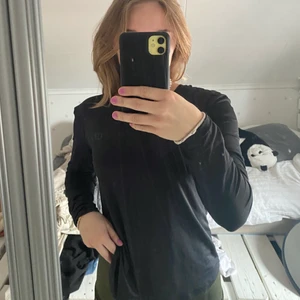 Långärmad träningströja - Sparsamt andvänd⭐️ men säljer då jag inte har andvänding för den längre tyvär.