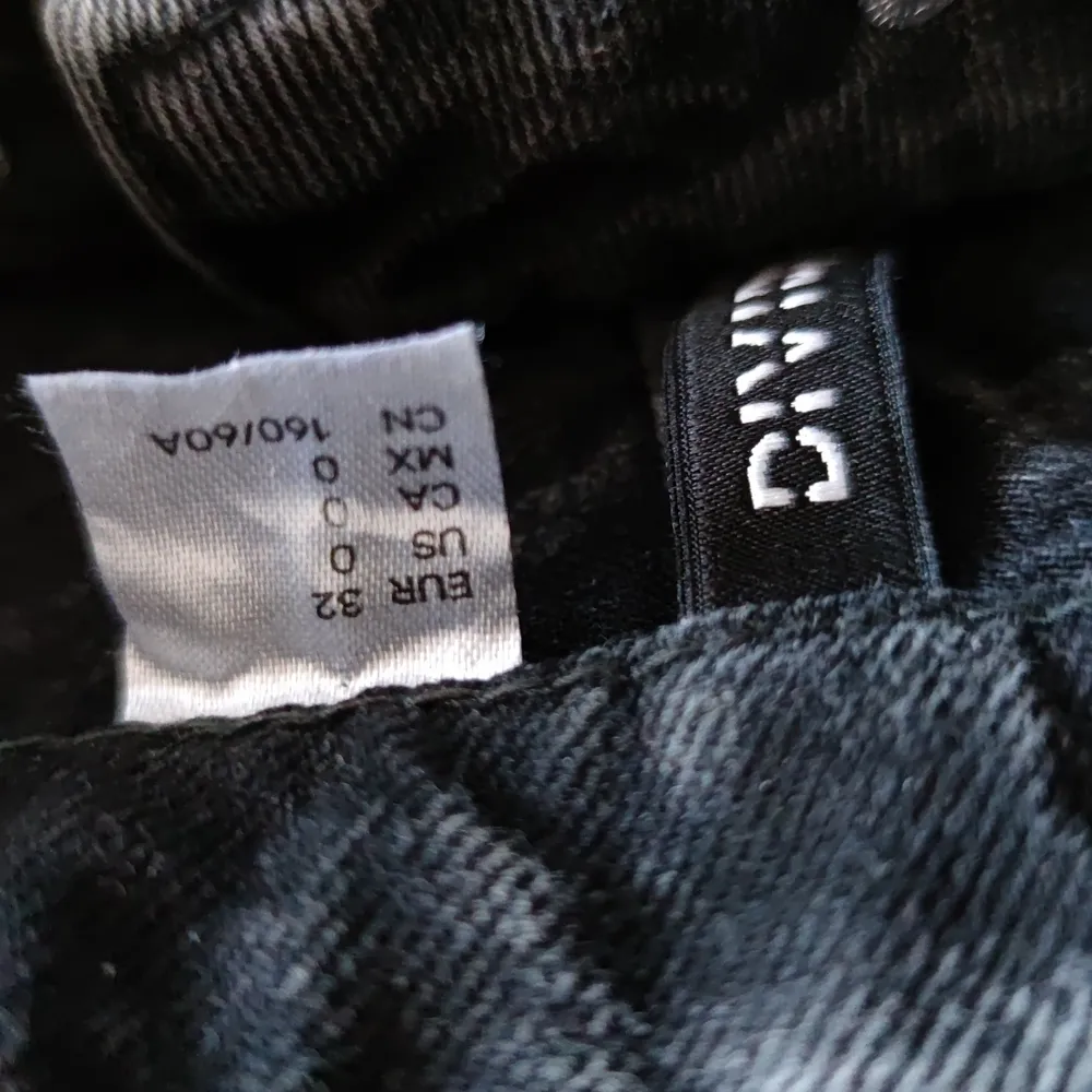 Mörka slightly ripped aldrig använda jeans från H&M. Har bara tvättat dem en gång för jag hoppades att de skulle minska lite eftersom dem var lite långa och för baggy för mig. Org pris: 299 kr. Jeans & Byxor.