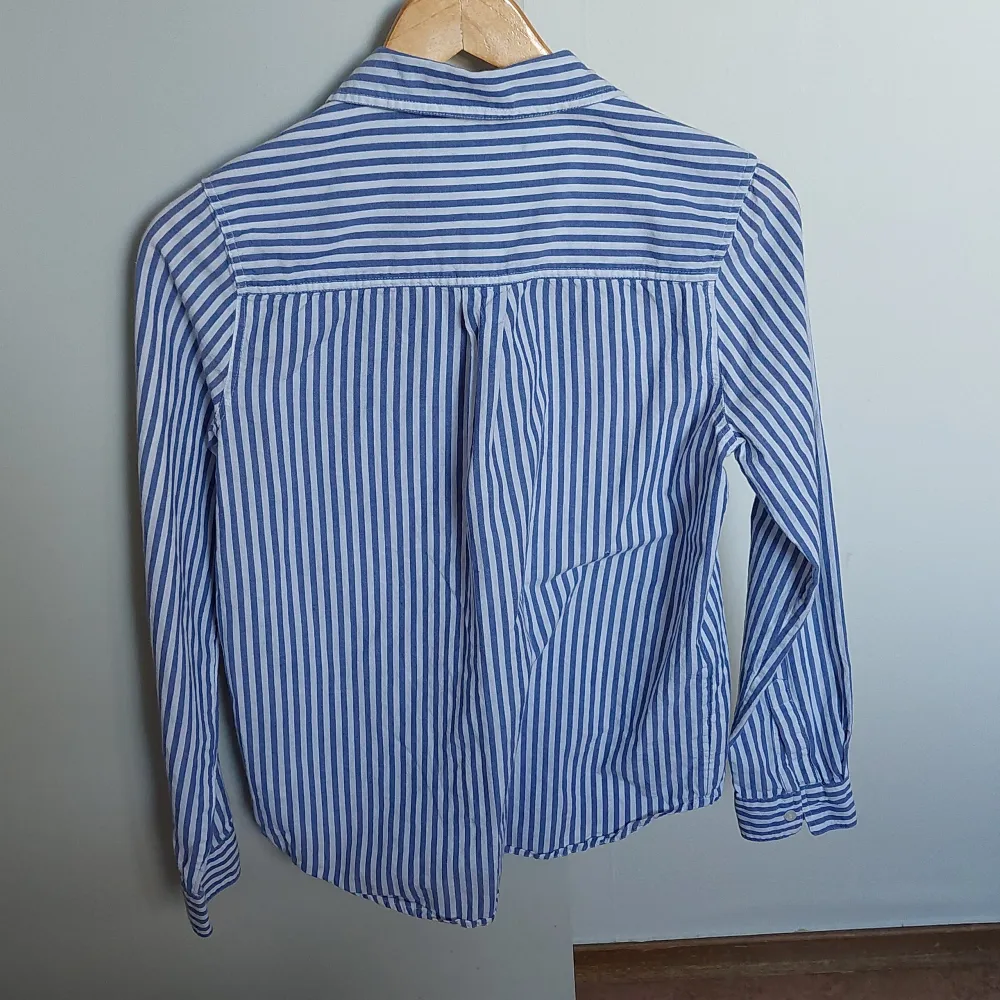 Säljer min blåa skjorta från Bikbok. Har använts ett par gånger men säljer pågrund av att den inte används längre. Passar perfekt för sommaren och våren!!      Storlek: XS      Pris: 105 kr. . Skjortor.