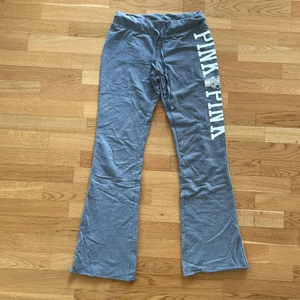 Mjukisbyxor från PINK - Grå Tighta mjukisbyxor från pink med bootcut. Sitter så snyggt på! Storleken är S. Bra skick! 