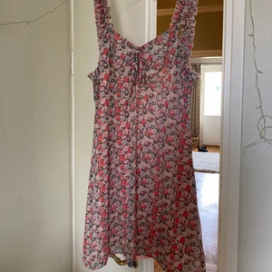 Nasty gal sommarklänning - Säljer denna fina sommarklänning från nastygal då den var för liten för mig. Har aldrig använt. 