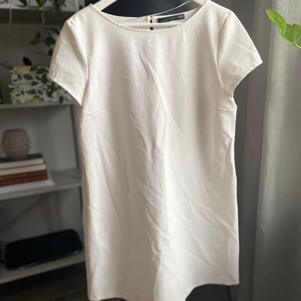 Superfin vit klänning från zara i storlek xs, passar även s, perfekt till student eller skolavslutning, köpare står för frakt💕💕. Klänningar.