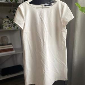 Superfin vit klänning från zara i storlek xs, passar även s, perfekt till student eller skolavslutning, köpare står för frakt💕💕