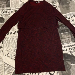 Klänning  - En vinröd klänning med svart i. Den är fin och har en liten öppning vid ryggen 