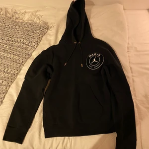 PSG x Jordan Hoodie Svart Strlk XS - Säljer nu min Paris Saint-Germain x Jordan hoodie i svart då den bara använts enstaka gång. Den är standard fit storlek xs. Nypris cirka 1000kr.