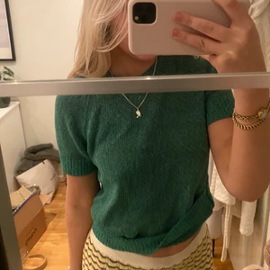 Stickad tshirt - Jätte fin stickad grön tshirt. Aldrig andvänd! 