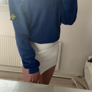 Stone of island tröja - Säljer min stole of island tröja för jag inte använder den längre. Storlek L men sitter som en S/M. Den är äkta finns nummer så man kan söka upp och bekräfta att den är äkta. Jätte fin skick inget fel på den. Köpt för ca 2500. Men kom privat så bestämmer vi pris 