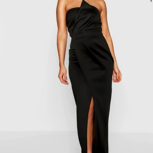 Helt ny klänning  - Helt ny klänning från bohoo men prislappen kvar. Storlek 38 (kan även passa 36)