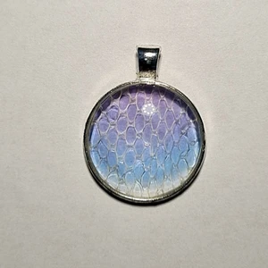 Berlock gjort på ormskinn, majsorm  - Historia, ömsat ormskinn bevarat i smycken!  På Tales Of Scales görs smycken på ömsat skin, i detta fallet från en majsorm! Checka in @tales.of.scales.swe på instagram för törre utbud. Btw. Frakten är 15kr, ej 39kr som Plick säger :)