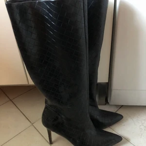 höga stövlar med klack  - superfina höga stövlar med klack från asos i storlek 41, med en klacka på 10.5 cm. köpte för 700 kr och endast använda en gång så i bra skick. köpare står för frakt 🤍