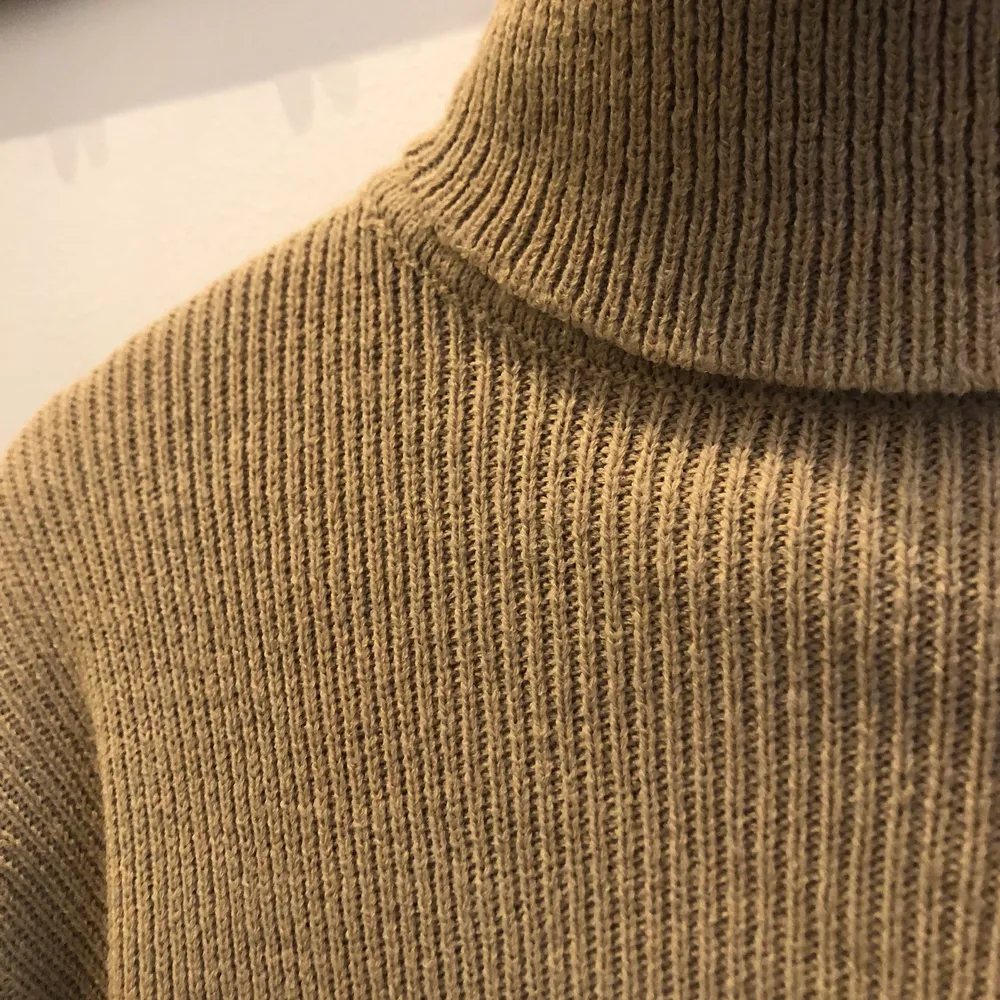 Här är en begie tröja frpn h&m jag döljer pga att jag tycker att den grå för rakt ner i slutet men de är inte npgot fel på den(skriv för fler bilder). Tröjor & Koftor.