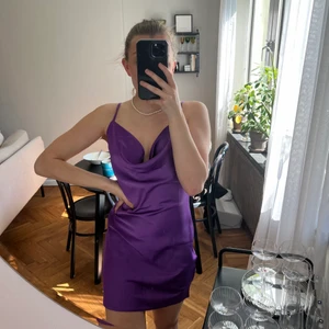 Siden klänning  - Siden klänning från Nastygal. Använd en gång. Super fin till sommaren💜 köpare står för eventuell frakt. Kan mötas upp i Malmö💗