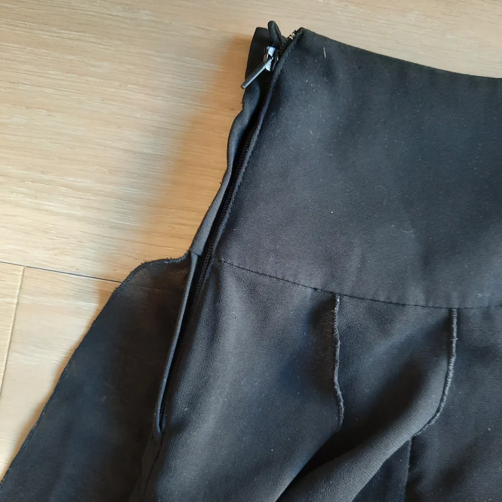 Black skirt from H&M in excellent condition. Size 34. Hameet.