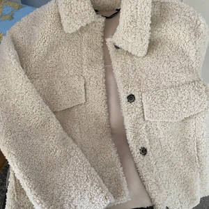 Teddyjacka - Teddyjacka som jag köpte på Zara förra hösten. Jätte fin och snygg. Det är en storlek XS men den är ganska stor i storleken. Och skulle säga att den sitter på mig som en S eller M och jag i vanliga fall bär M i jackor. 😮‍💨❤️👑💞💘