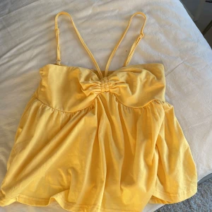 Gul halterneck topp - Andvänt cirka tre gånger! Väldigt bra skick💓banden reglerbara! Bud 200