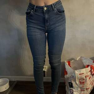 Skinny jeans knappt använda från bikbok storlek S