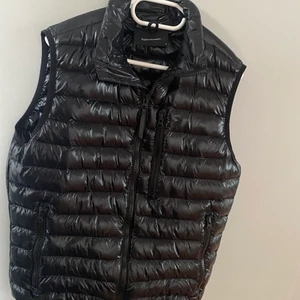 Peak Performance Väst - Skick 8/10, Finns inga hål eller liknande på västen. Jag köpte västen för 1800kr på peak performance hemsida. 