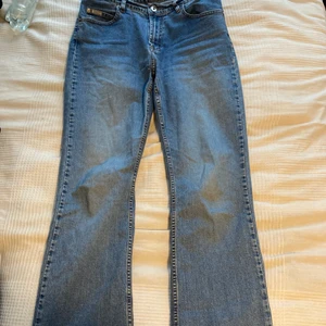 Bootcut jeans - Snygga bootcuts med låg midja och skönt stretchigt material. Passar bra i rumpan och är super snygga med ett par boots eller fina sandalklackar! OBS: dessa är storlek 40 men skulle säg att de är närmare en 38/36