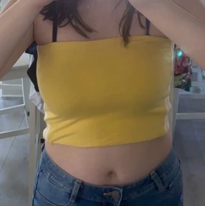 Adidas topp, storlek S - Säljer denna för 80kr, använt 1 gång och det var på en skolavslutning och aldrig använd efter dess. Jättefin verkligen men färgen passar inte mig riktigt. Men är du intresserad skriv och vi kan mötas upp i Munkedal, Uddevalla annars står köparen för frakten 