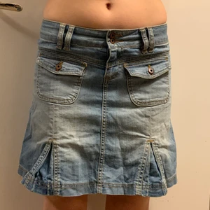 Lågmidjad kjol - En medellång kjol med fina detaljer🤩