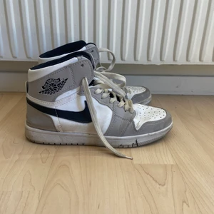 Jordans i strl 41.  - Köpta på tise och de var då i använt skick, men jag har bara använt de fåtal gånger efter det. Skorna är små i storleken så de passar någon som har allt från strl 38-41 skulle jag säga! Frakt ingår ej i priset.