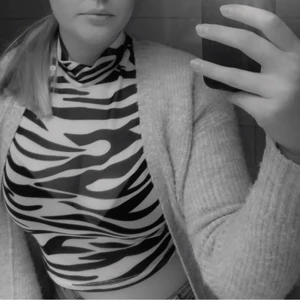 Croppad, zebramönstrad tröja storlek M - Använd 1 gång (då bilden var tagen), superfin men aldrig fått tillfälle till att använda den. Passar även på någon i storlek S