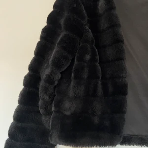 Fake ”päls jacka  - En fin vår jacka och som även funkar på varma höst dagar, jackan är väldigt fin att ha över en klänning osv har knappt annvänt den,den är i storlek M men jag själv har S och den passar mig perfekt då den är liten i storleken 