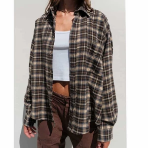 Brun skjorta  - Randig brun/blå/vit flanellskjorta från Subdued. Den va ganska dyr men använder den tyvärr inte så mycket. Så den är typ som ny. Skriv privat för fler bilder :)