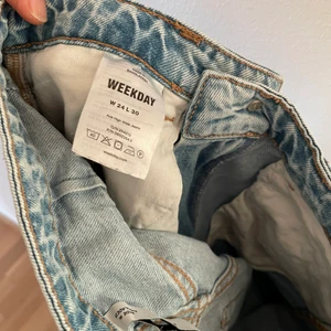 Jeans från WEEKDAY - Vida jeans från Weekday i fint skick! Storlek W 24 L 30, lagom långa för mig som är 158 cm. Köpare står för frakt och betalning sker via swish! Säljer för 250kr+frakt!💓