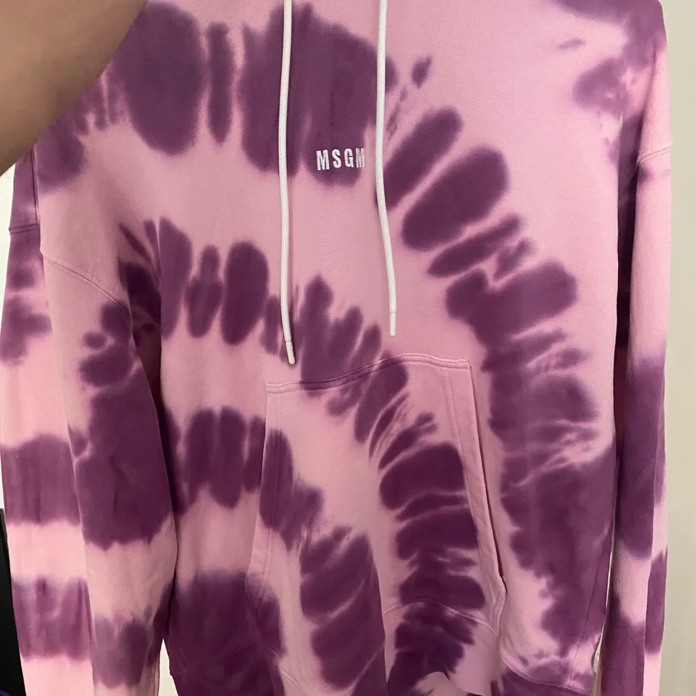 Knappt använd MSGM hoodie i rosa och lila. Tröjor & Koftor.