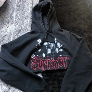 SLIPKNOT CROPPED HOODIE - (Storlek L)🥰
