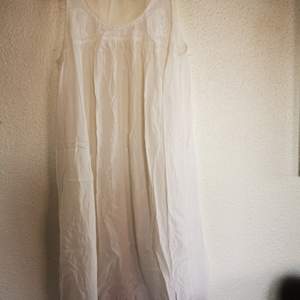 Jättefin och väldigt bra kvalitet vit klänning i stl: small
