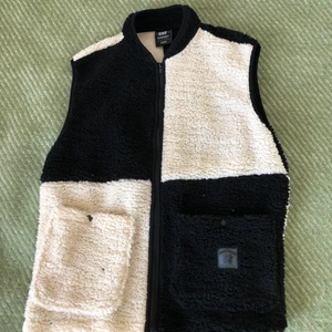 Sweet Sktbs väst - Säljer en oanvänd lurvig väst från Sweet Sktbs. Lite frakt tillkommer ☀️