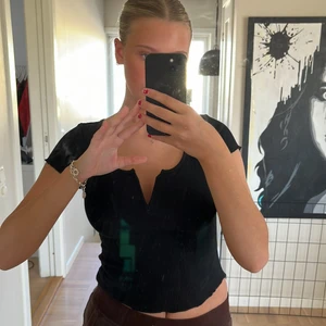 Svart tröja - Snygg tröjan som är v ringad❤️