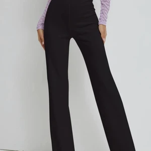 Svarta kostymbyxor  - Säljer nu mina svarta kostym liknade byxor som var alldeles för långa för mig. Jag är 166 och de va över 5cm för långa. Köparen står för frakten 💗💗