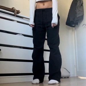 Linnebyxor  - Säljer nu dessa fantastiska slutsålda linnebyxor ifrån Nelly. Säljer då dom tyvärr var lite stora på mig som vanligtvis är en xs men annars var dom jättebra i längden på mig som är 173 cm . Byxorna är aldrig använda endast testade💓 nypris 399kr