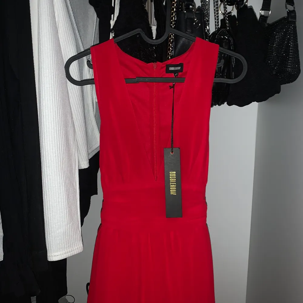 Röd balklänning från bubbleroom är i storlek 34, nyskick med lappen kvar! . Klänningar.