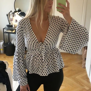 Prickig blus  - Söt blus från NA-KD. Strl 34. Sparsamt använd 