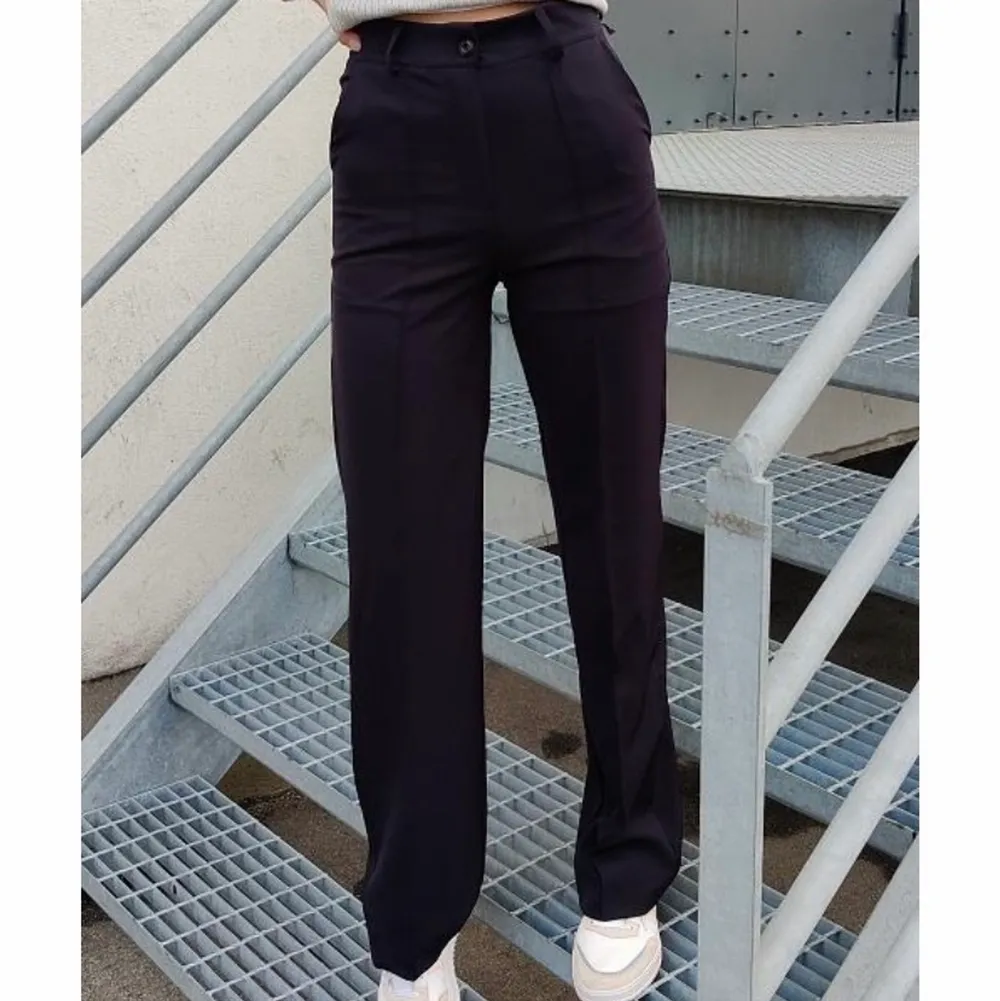 Kostymbyxor från Design by si i färgen navy som inte kommer till användning längre, Strl xxs i midjan men långa i längden ändå. Tjejen på bilden är 170 och har samma längd som jag, normal length. Byxorna är sparsamt använda och därför i bra skick!. Jeans & Byxor.