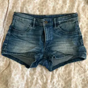 Lågmidjade jeans shorts från H&M. Storleken är XS, men de funkar även för de som använder S. 55kr + frakt ❤️