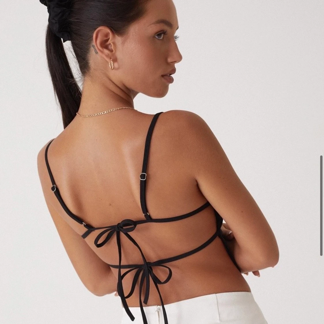 Svart topp med öppen knytrygg. - 91