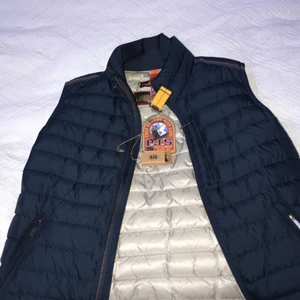 Parajumper väst  - Hej säljer min parajumper väst då den inte kommer till användning längre. Den är sparsamt använd och i väldigt bra skick. Storlek xs men rätt stor i storleken. Färg blå, skick: 9/ 10. Skriv för fler bilder!